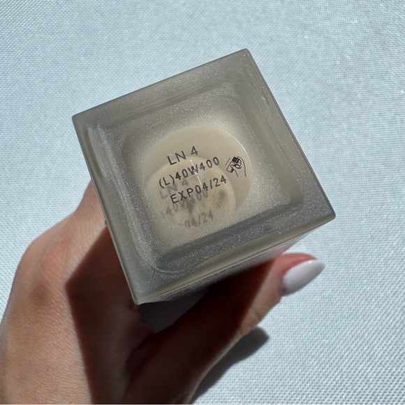 Yves Saint Laurent All Hours Luminous Natural Matte Foundation SPF 30 - LN4 - Picture 4 of 4